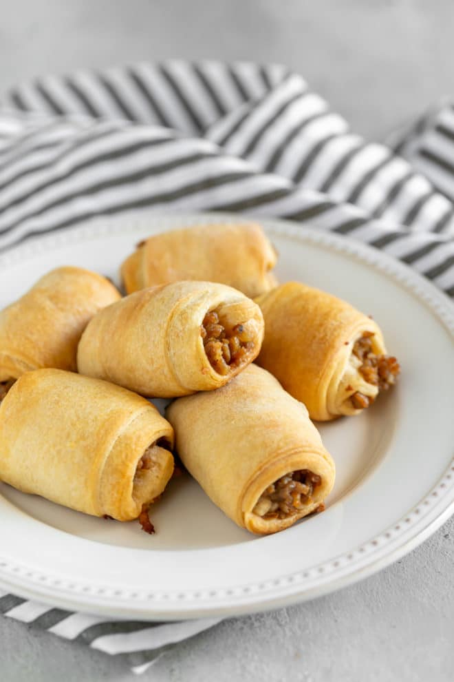 Need a brilliant appetizer, a satisfying lunch, or something to serve on Game Day? 2-Ingredient Italian Sausage Rolls are guaranteed to be a hit. Made with only two simple ingredients: your favorite Italian sausage, (mild or spicy) and frozen bread dough. Yep, that’s it!