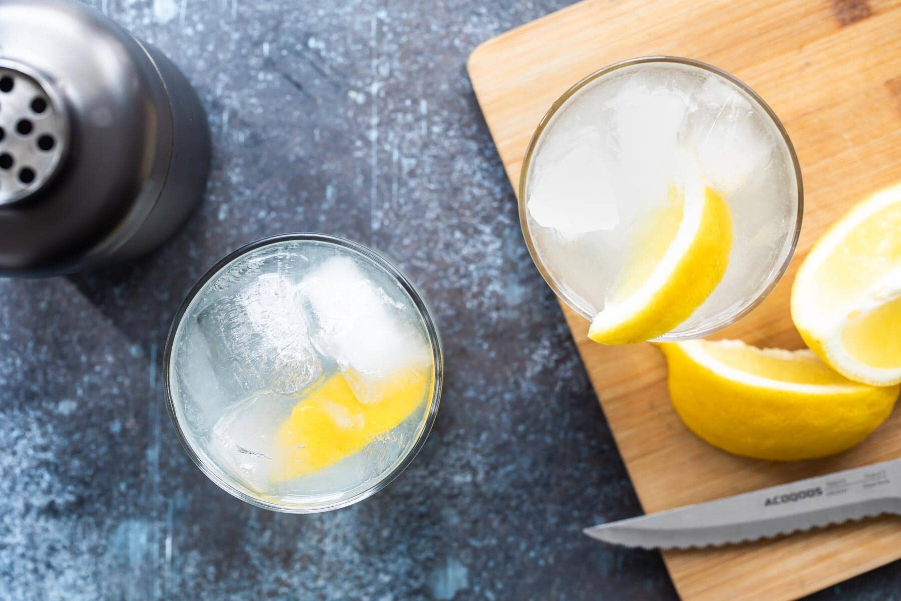2 gin fizzes garnished with lemon slices.