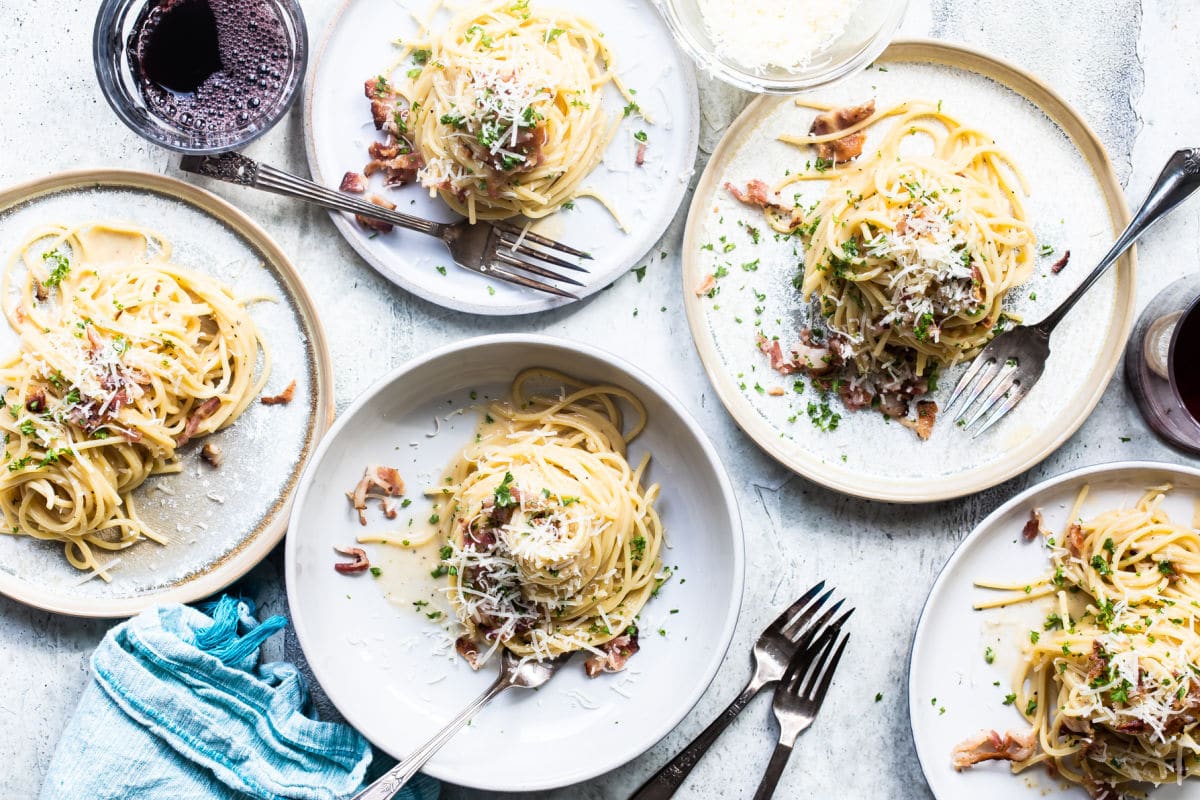 Spaghetti carbonara on white plates.
