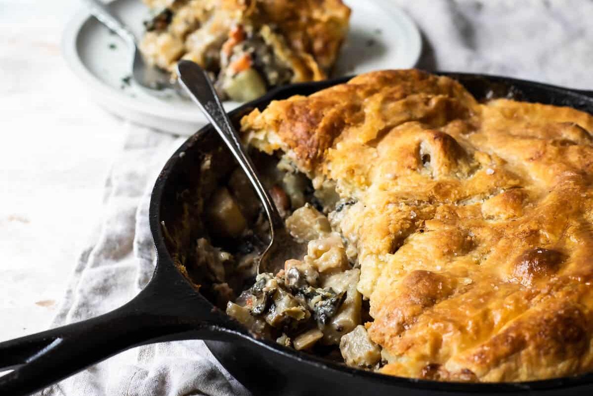 A vegetable pot pie in a cast iron skillet.