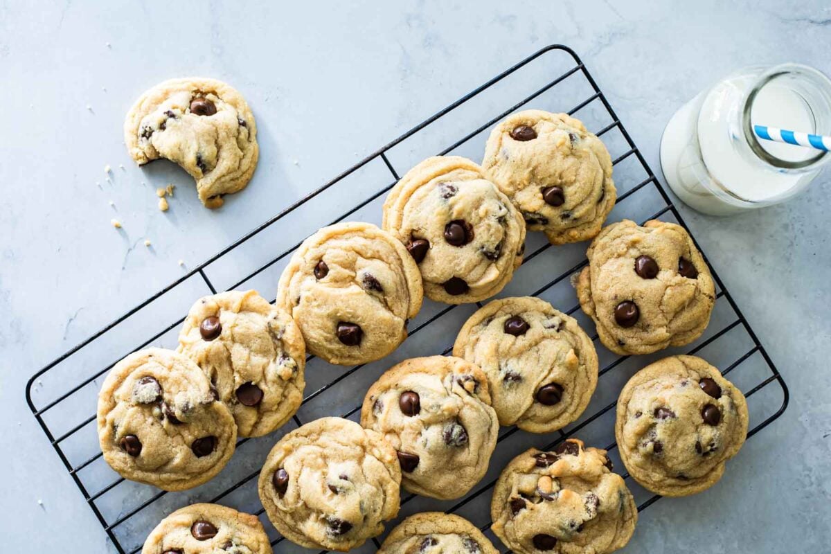 A cooling rack with chocolate chip cookies.