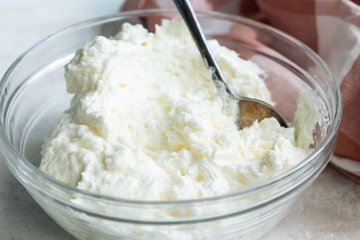A bowl full of vanilla buttercream frosting.