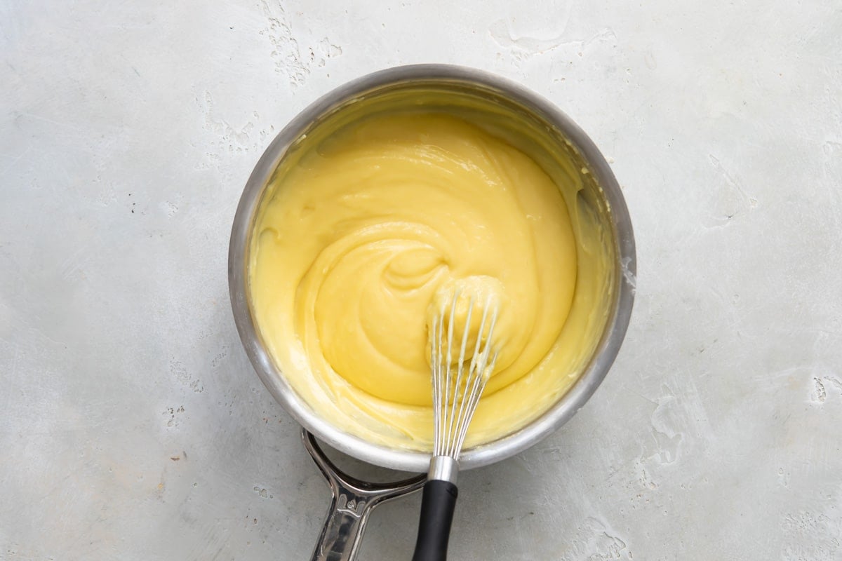 Cooking pastry cream until thickened.