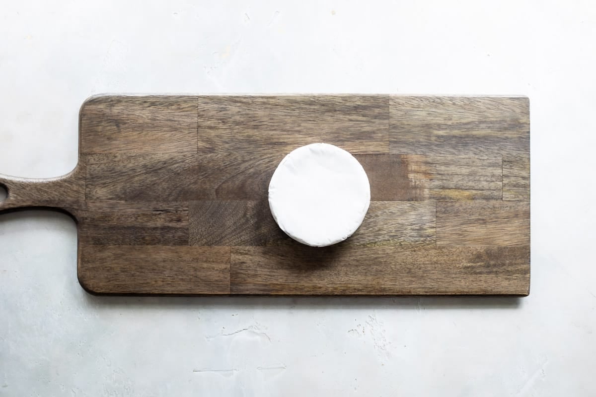 Photos of how to build a cheese board.
