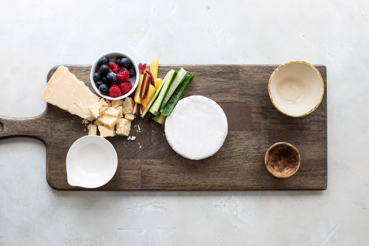 Photos of how to build a cheese board.